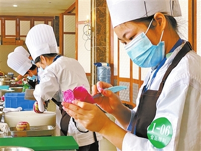 珠海市各大職業(yè)院校、技工院校積極貫徹&ldquo;產(chǎn)業(yè)第一&rdquo;決策部署 職業(yè)教育與產(chǎn)業(yè)需求實(shí)現(xiàn)&ldquo;同頻共振&rdquo;